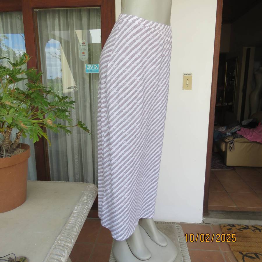 White-ecru diagonal striped  maxi A-Line skirt in stretch polyester. Size 34 to 36