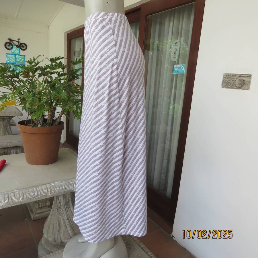 White-ecru diagonal striped  maxi A-Line skirt in stretch polyester. Size 34 to 36