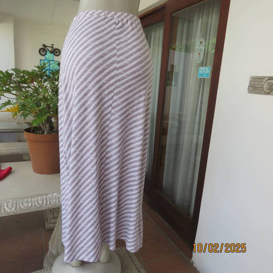 White-ecru diagonal striped  maxi A-Line skirt in stretch polyester. Size 34 to 36