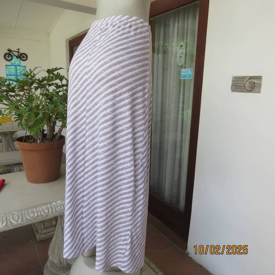 White-ecru diagonal striped  maxi A-Line skirt in stretch polyester. Size 34 to 36