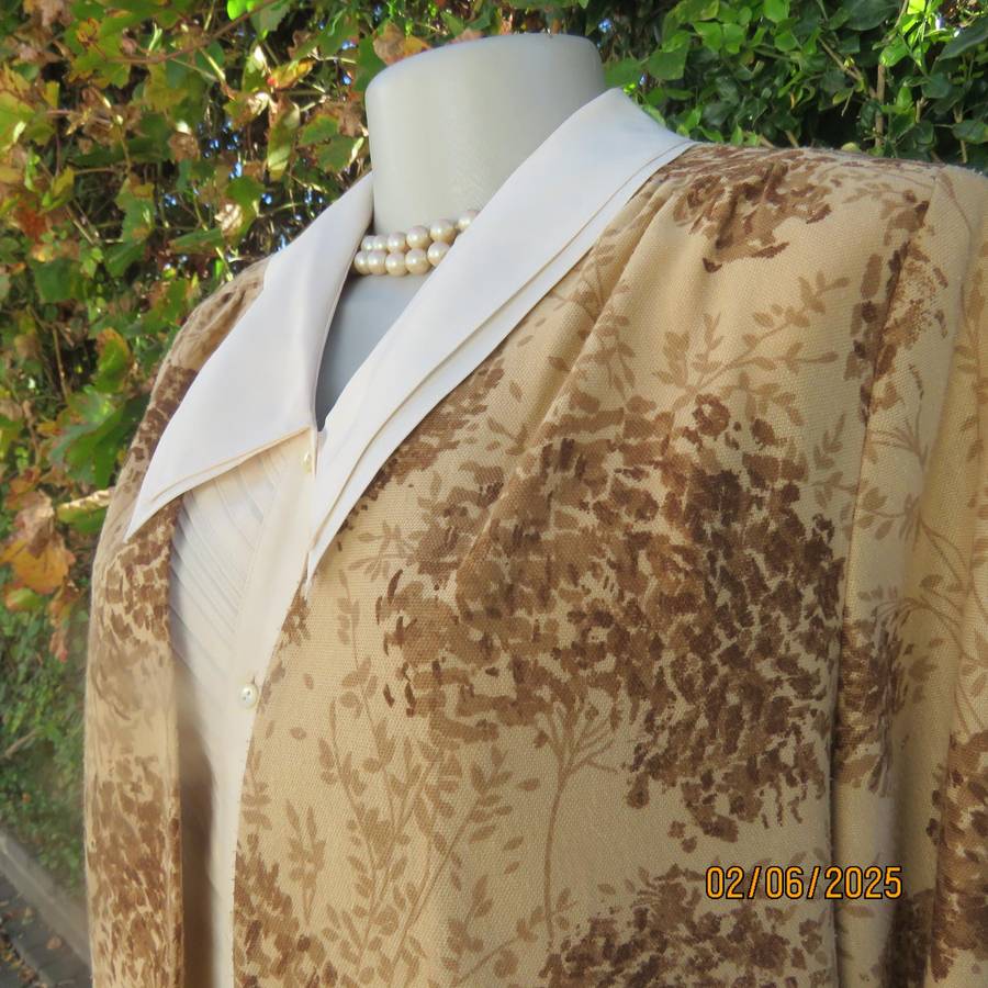 Tastefully printed golden cream open cover-up  vintage jacket. Brown patterns. Size 38.