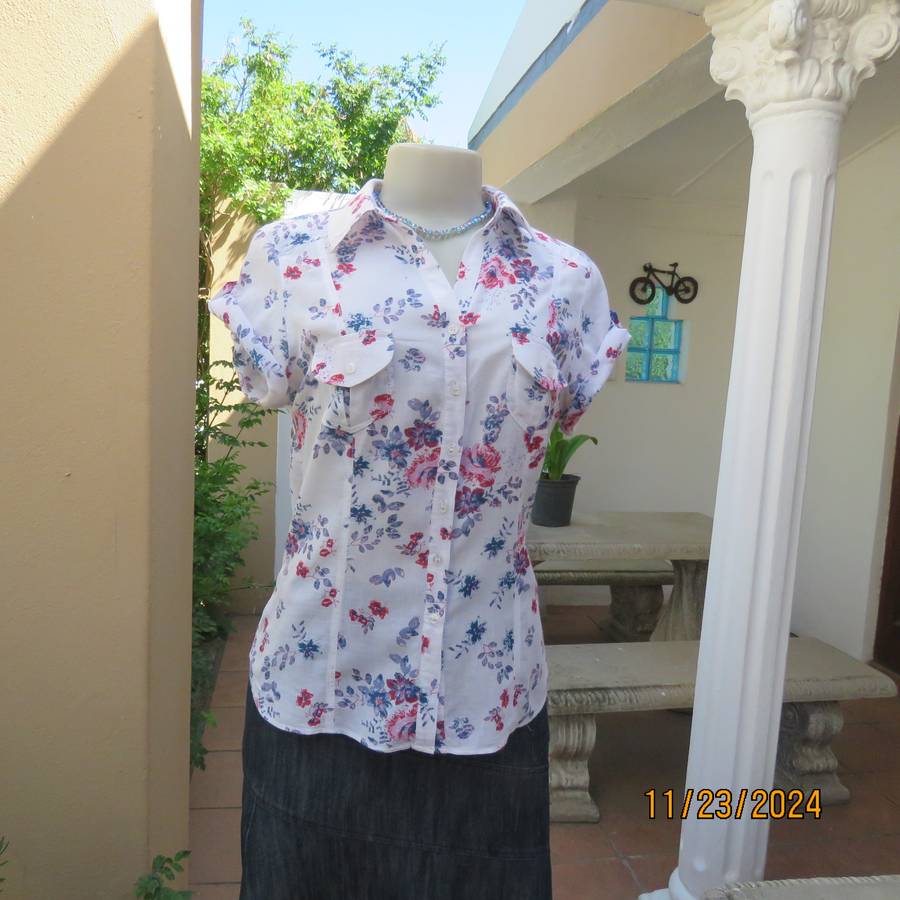 Charming tailored capped sleeve fine cotton white with red-blue floral posies. Size 36. Open collar.