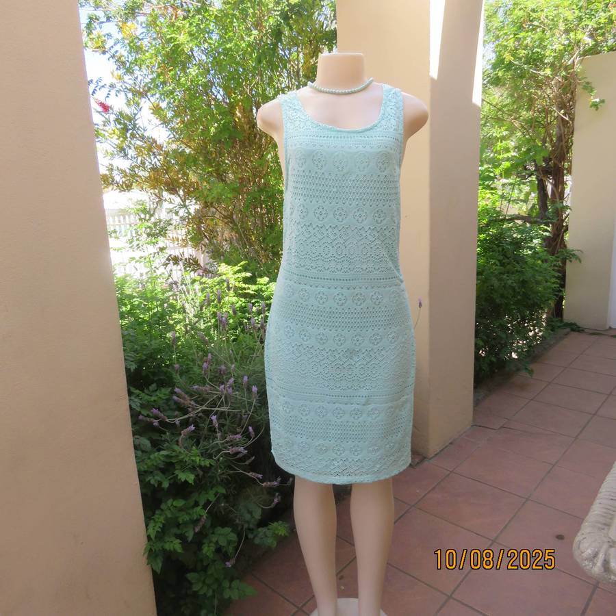 IDENTITY mint green special shift slip over dress in stretch polyester lace. Size 38-40