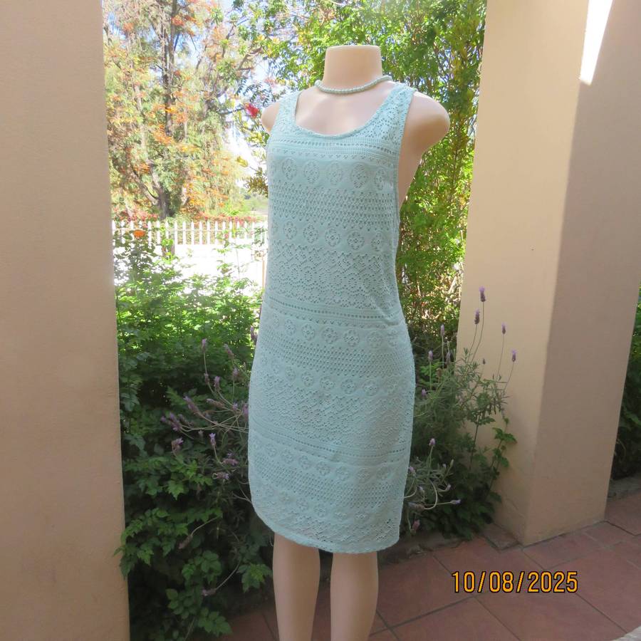 IDENTITY mint green special shift slip over dress in stretch polyester lace. Size 38-40