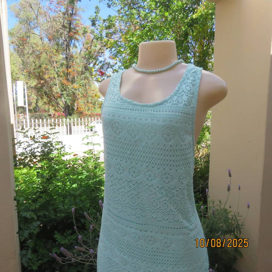 IDENTITY mint green special shift slip over dress in stretch polyester lace. Size 38-40