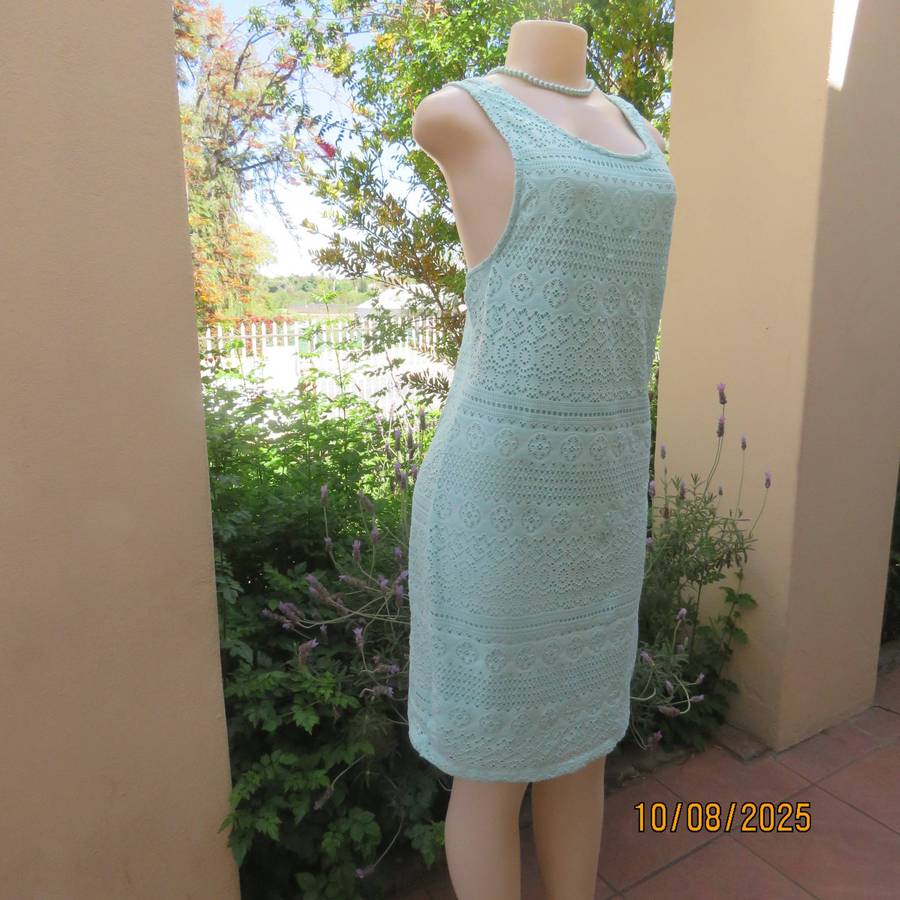 IDENTITY mint green special shift slip over dress in stretch polyester lace. Size 38-40