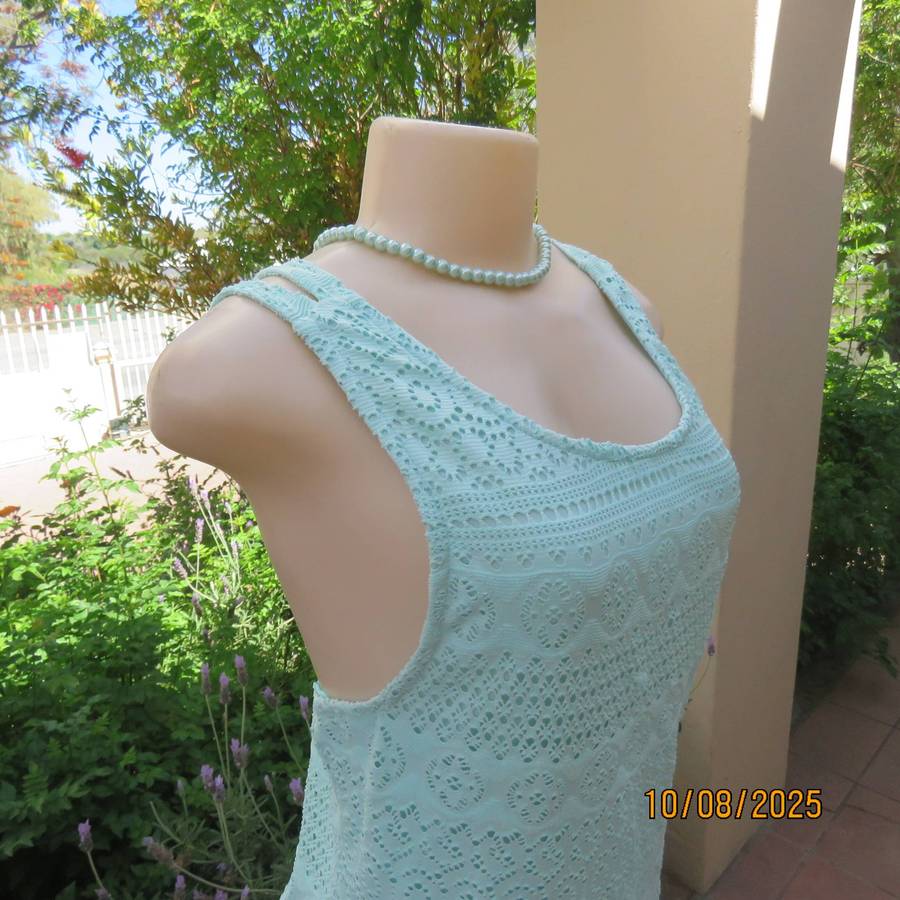 IDENTITY mint green special shift slip over dress in stretch polyester lace. Size 38-40