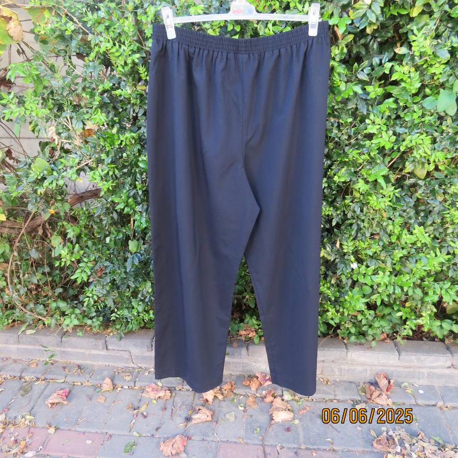 GINA at WORK dark navy pants size 44 in poly-viscose. Elastic waist