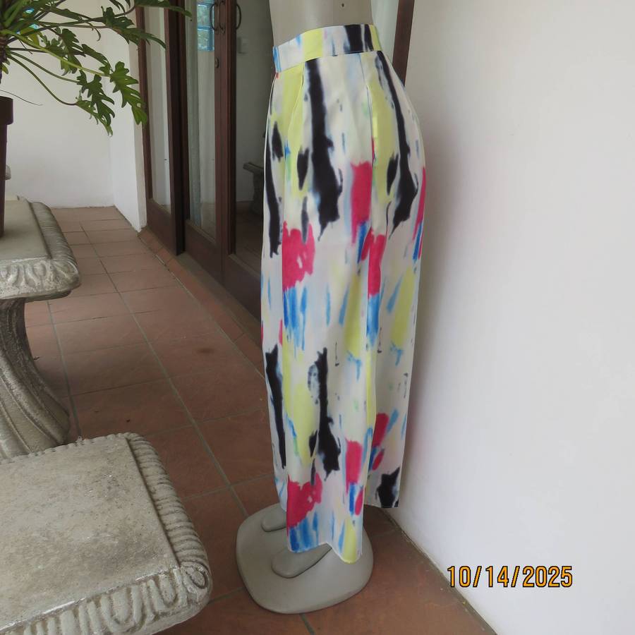 KING'S BABY wide legged pleated colourful pants in polycotton. Size 35.