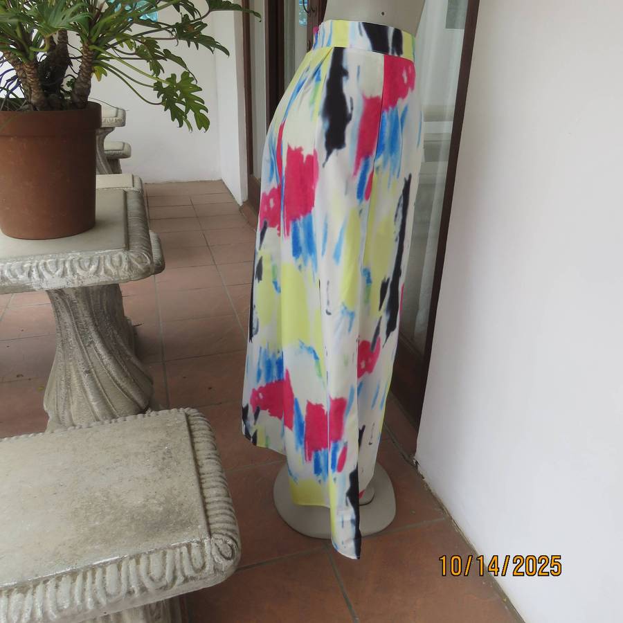 KING'S BABY wide legged pleated colourful pants in polycotton. Size 35.