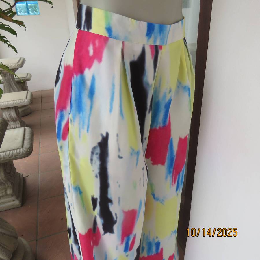 KING'S BABY wide legged pleated colourful pants in polycotton. Size 35.