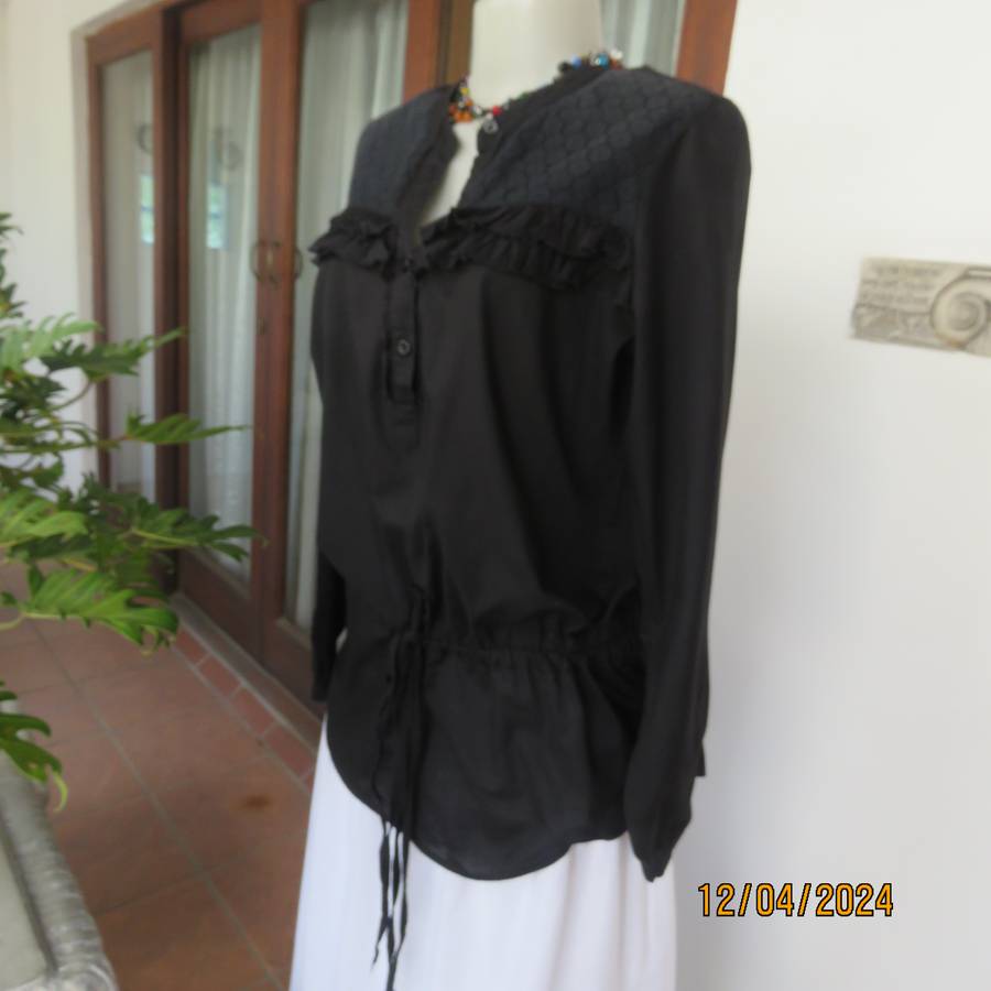 Fabulous black 100% cotton slip over top size 38 by WOOLWORTHS. Laced yoke.Double drawstring.As new