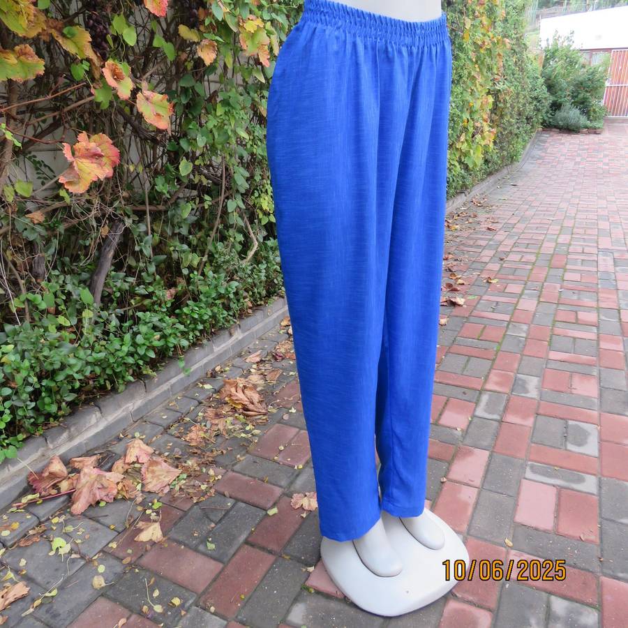 Royal blue smart-comfy pants in woven polyester with tapered legs. Size 44.