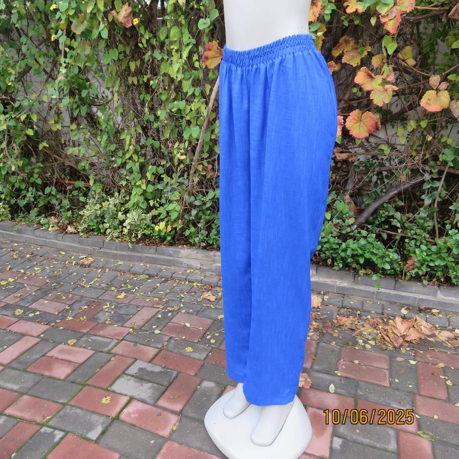 Royal blue smart-comfy pants in woven polyester with tapered legs. Size 44.