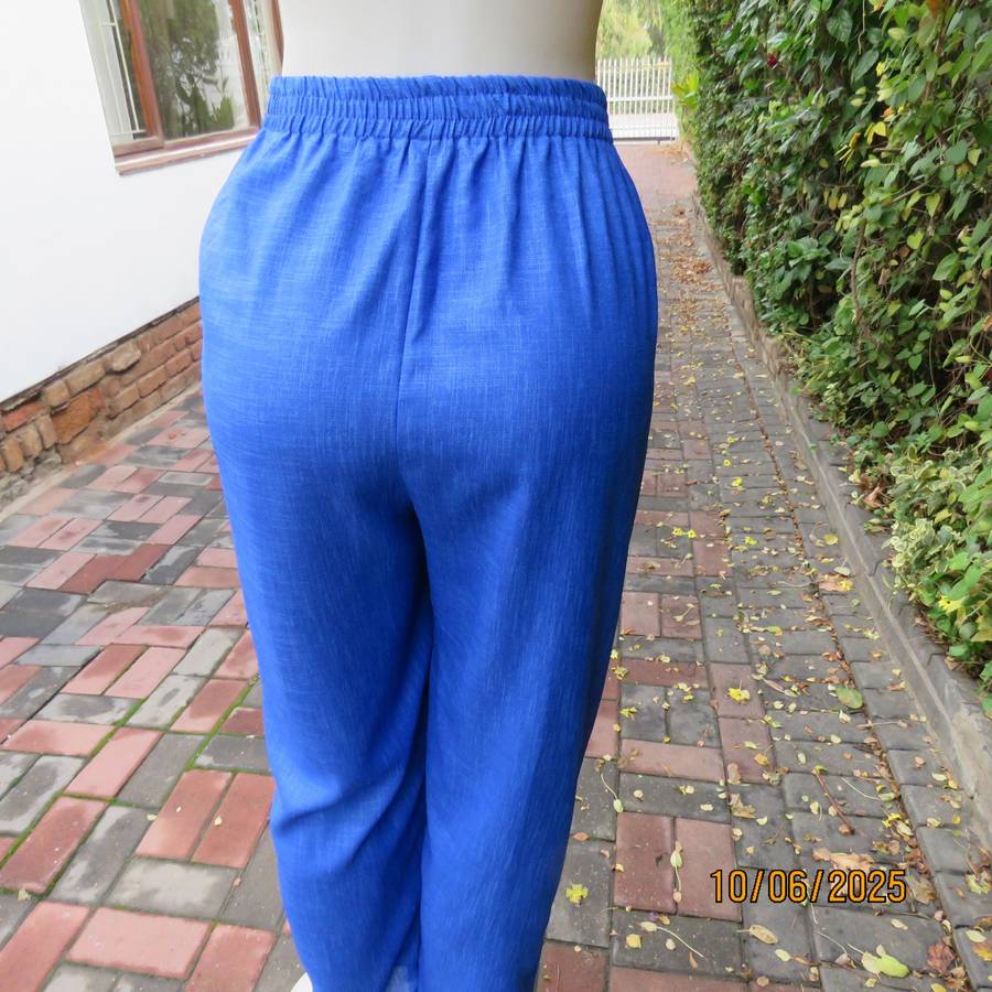 Royal blue smart-comfy pants in woven polyester with tapered legs. Size 44.
