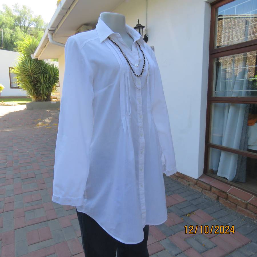 NEWS white 100% cotton long sleeve button down top.V front with open collar.Tucking. Size 36. As new