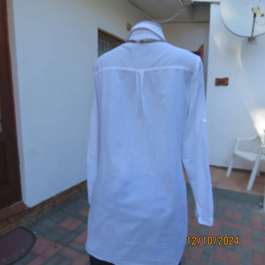 NEWS white 100% cotton long sleeve button down top.V front with open collar.Tucking. Size 36. As new