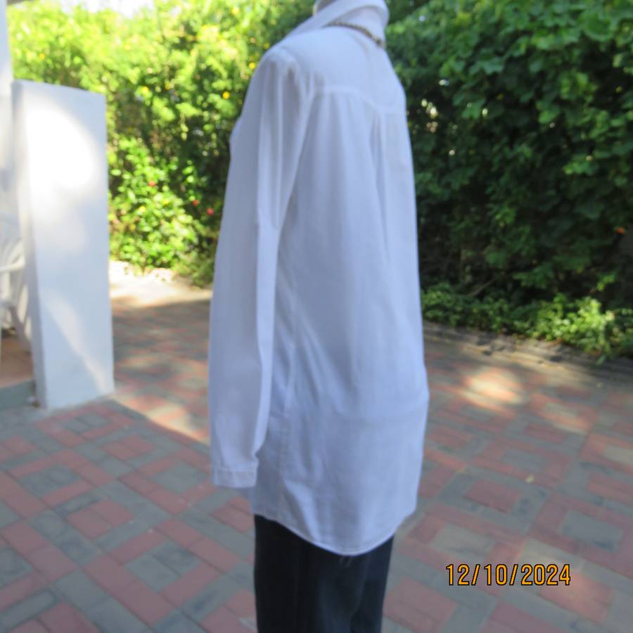 NEWS white 100% cotton long sleeve button down top.V front with open collar.Tucking. Size 36. As new