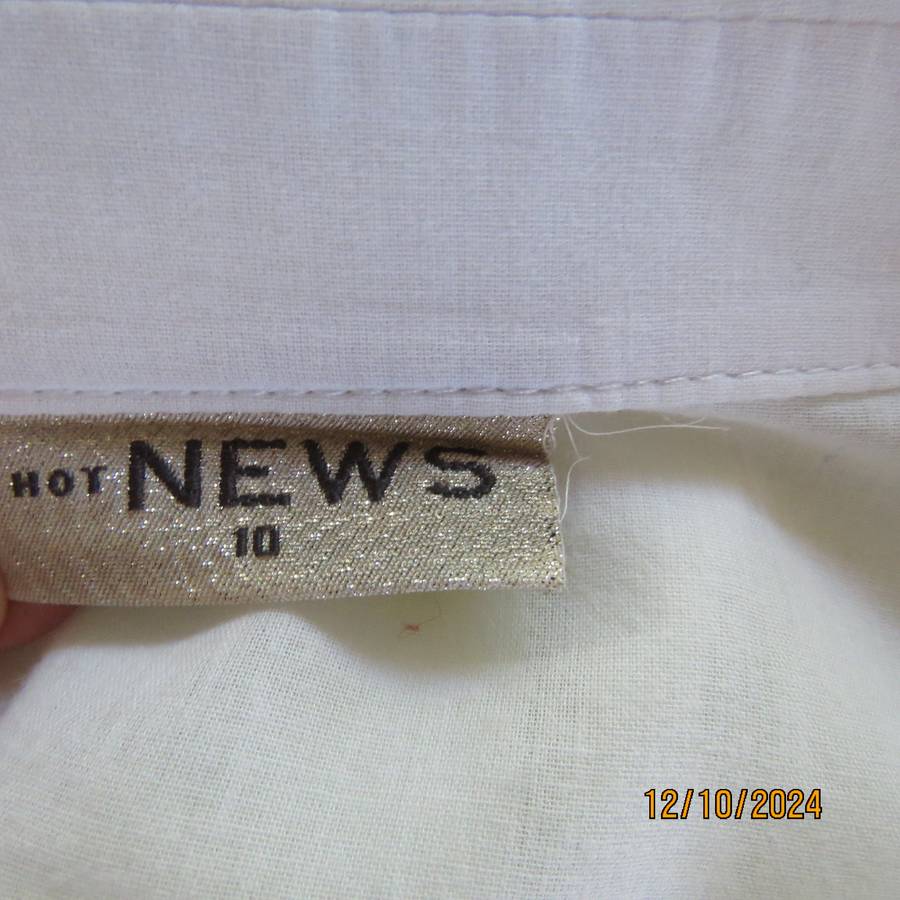 NEWS white 100% cotton long sleeve button down top.V front with open collar.Tucking. Size 36. As new