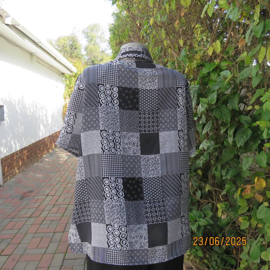 Patchwork print black-white short sleeve polyester button down top. Size 42.