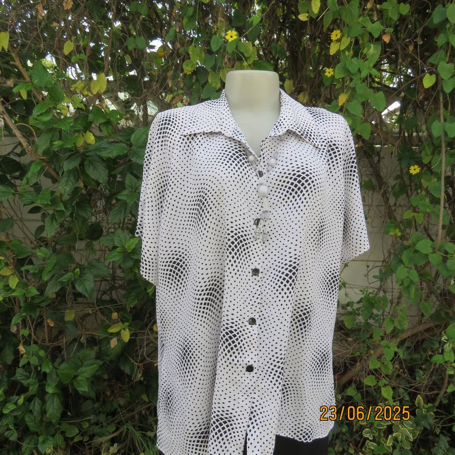 VIVARA MICHELLE white polyester top with tiny black squares. Short raglan sleeves. Size 46