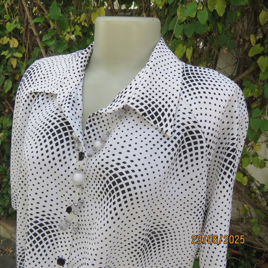 VIVARA MICHELLE white polyester top with tiny black squares. Short raglan sleeves. Size 46
