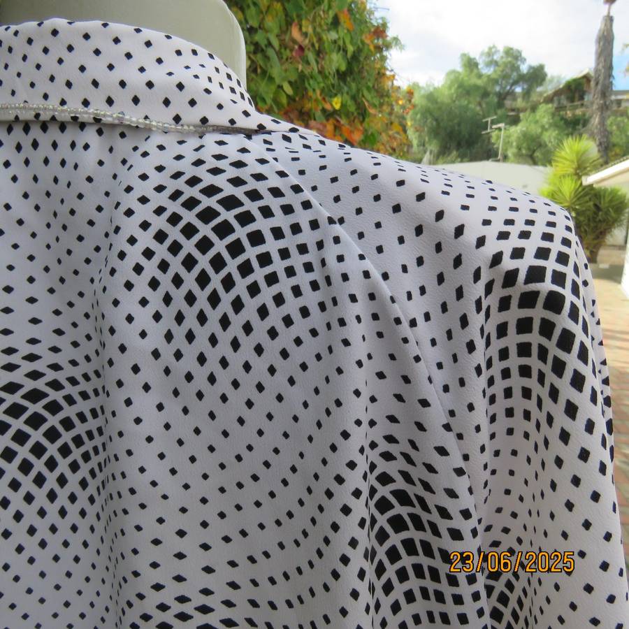 VIVARA MICHELLE white polyester top with tiny black squares. Short raglan sleeves. Size 46