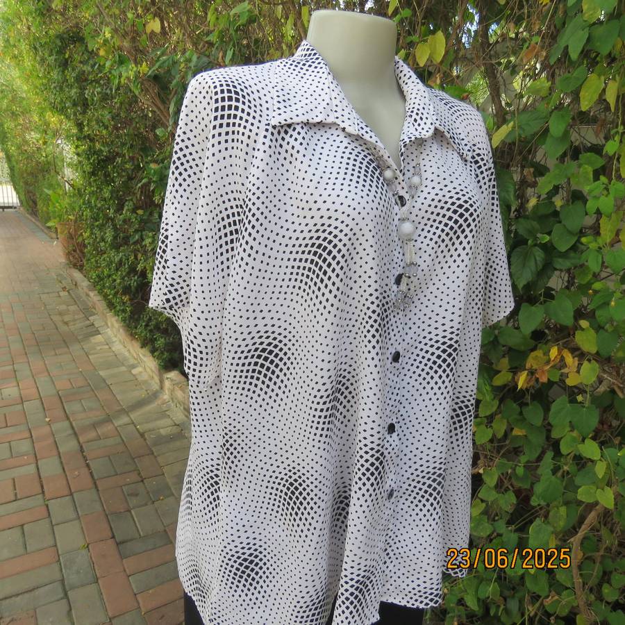 VIVARA MICHELLE white polyester top with tiny black squares. Short raglan sleeves. Size 46