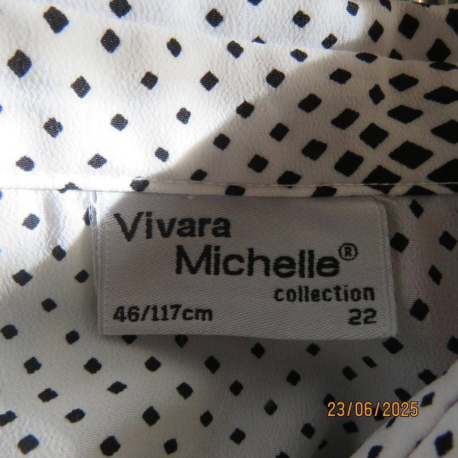 VIVARA MICHELLE white polyester top with tiny black squares. Short raglan sleeves. Size 46