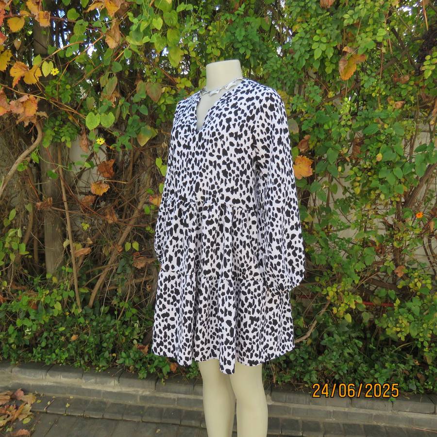 EXACT animal print black-white knee length tiered dress with long sleeves. Size 34