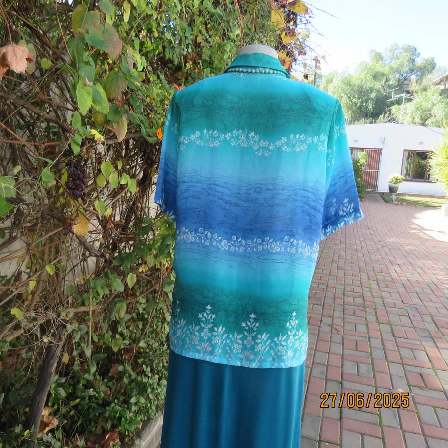 Horizontal patterned teal green and blue-white floral short sleeve top. Size 38