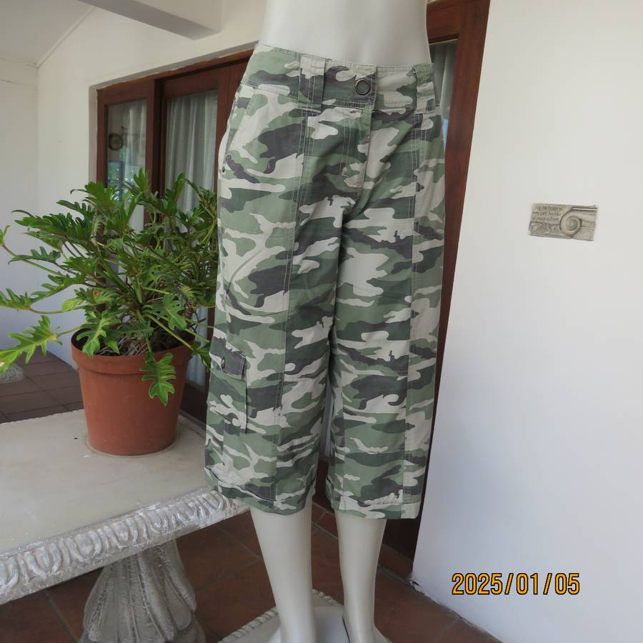 Camouflage cropped straight leg pants with turnovers. Size 36. Lots of pockets. Very good cond.