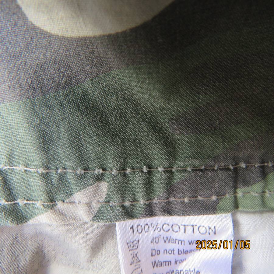 Camouflage cropped straight leg pants with turnovers. Size 36. Lots of pockets. Very good cond.