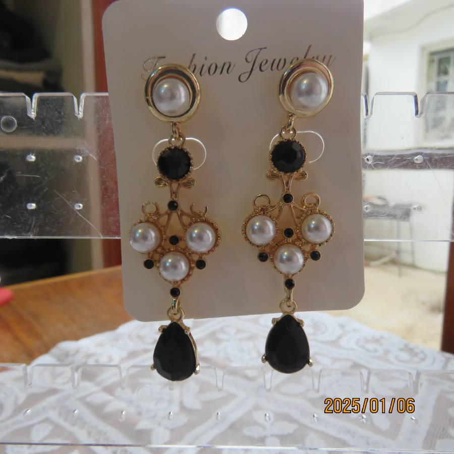 Stunning dangling earrings. Golden with faux pearls and stones. 7.5cm long. Vintage look.New