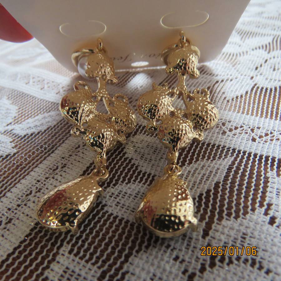 Stunning dangling earrings. Golden with faux pearls and stones. 7.5cm long. Vintage look.New