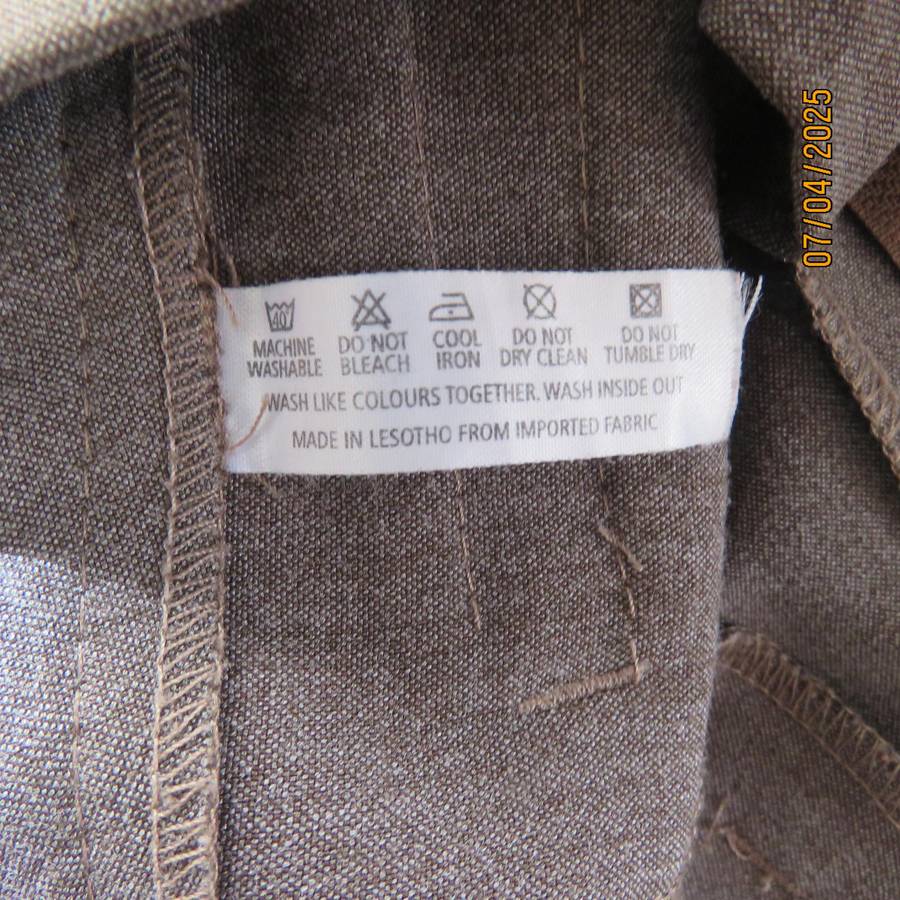 Light brown bootcut dress pants size 37. Dummy pockets. Polyester with stretch.