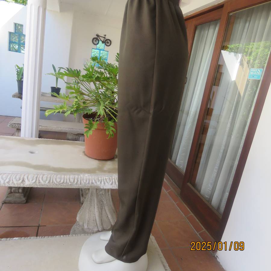 Comfy juniper green pants in 100% firm polyester. Tapered legs. Elasticated waist. Size 40. As new