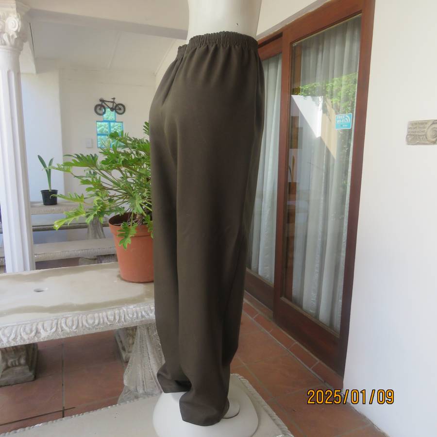Comfy juniper green pants in 100% firm polyester. Tapered legs. Elasticated waist. Size 40. As new