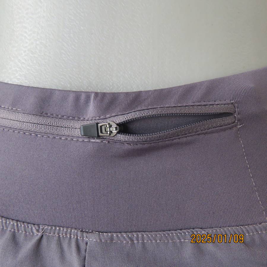 Sports short in grey polyester-spandex by MAXED size 30-32. Horizontal place zip at back. As new con