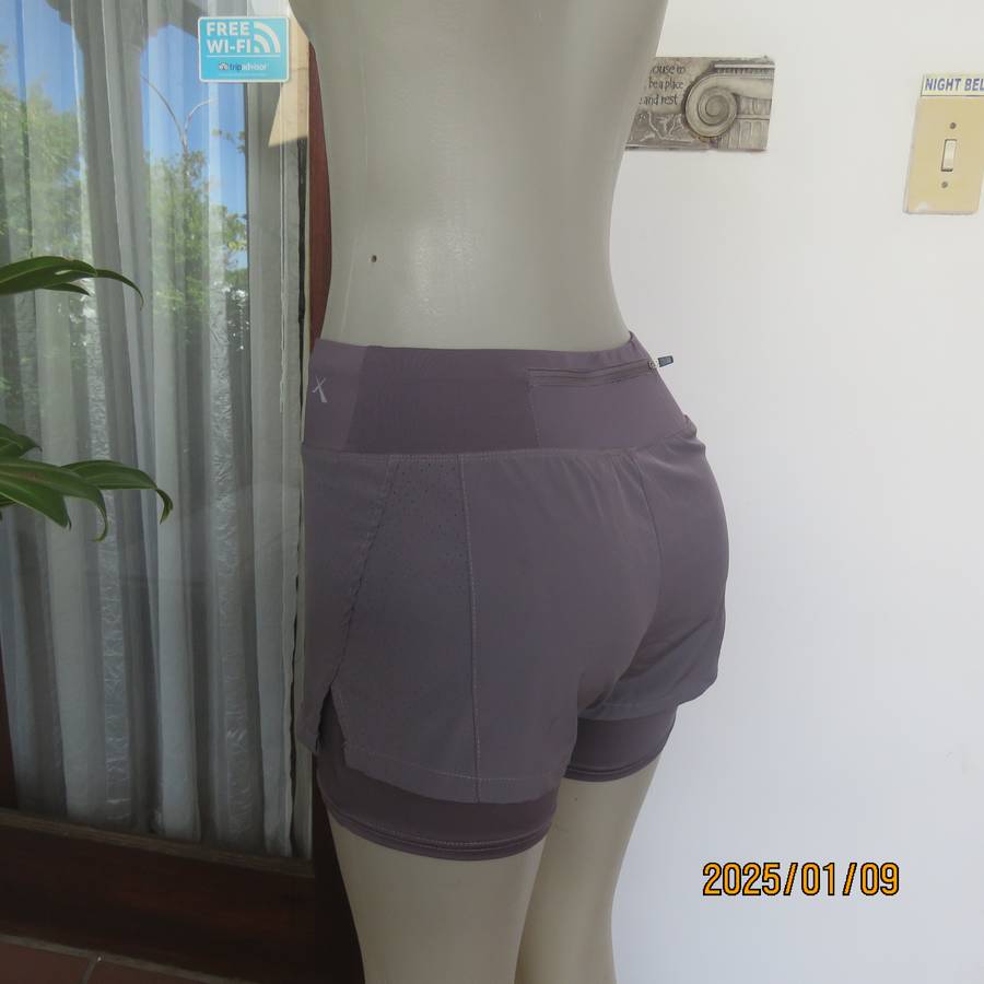 Sports short in grey polyester-spandex by MAXED size 30-32. Horizontal place zip at back. As new con