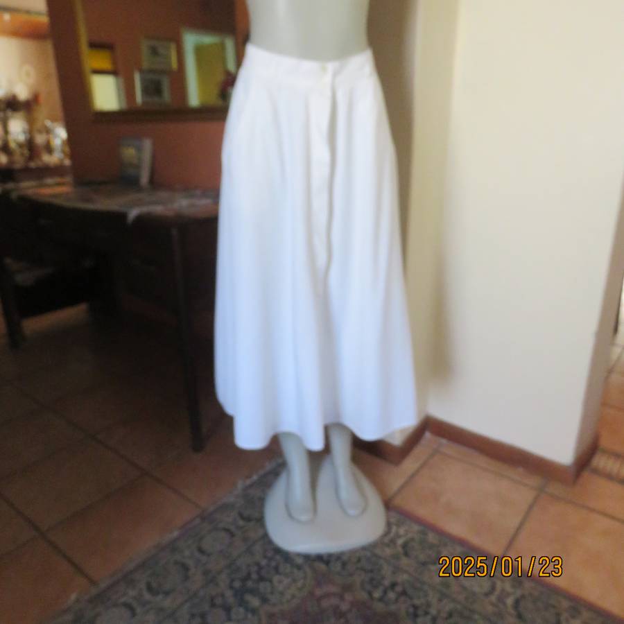CLASSIQUE high quality white wide A-line fully lined skirt. Side pockets.Size 38.Hidden button down.