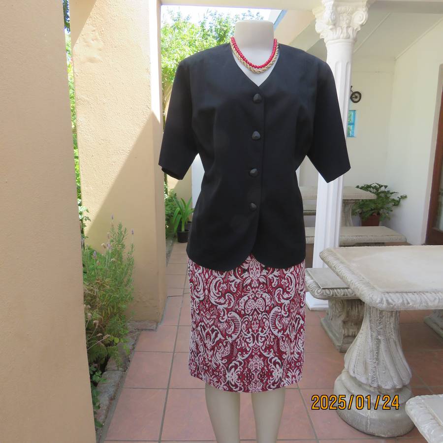 Elegant black short sleeve firm polycotton collarless jacket. Four button closure. Size 40. As new