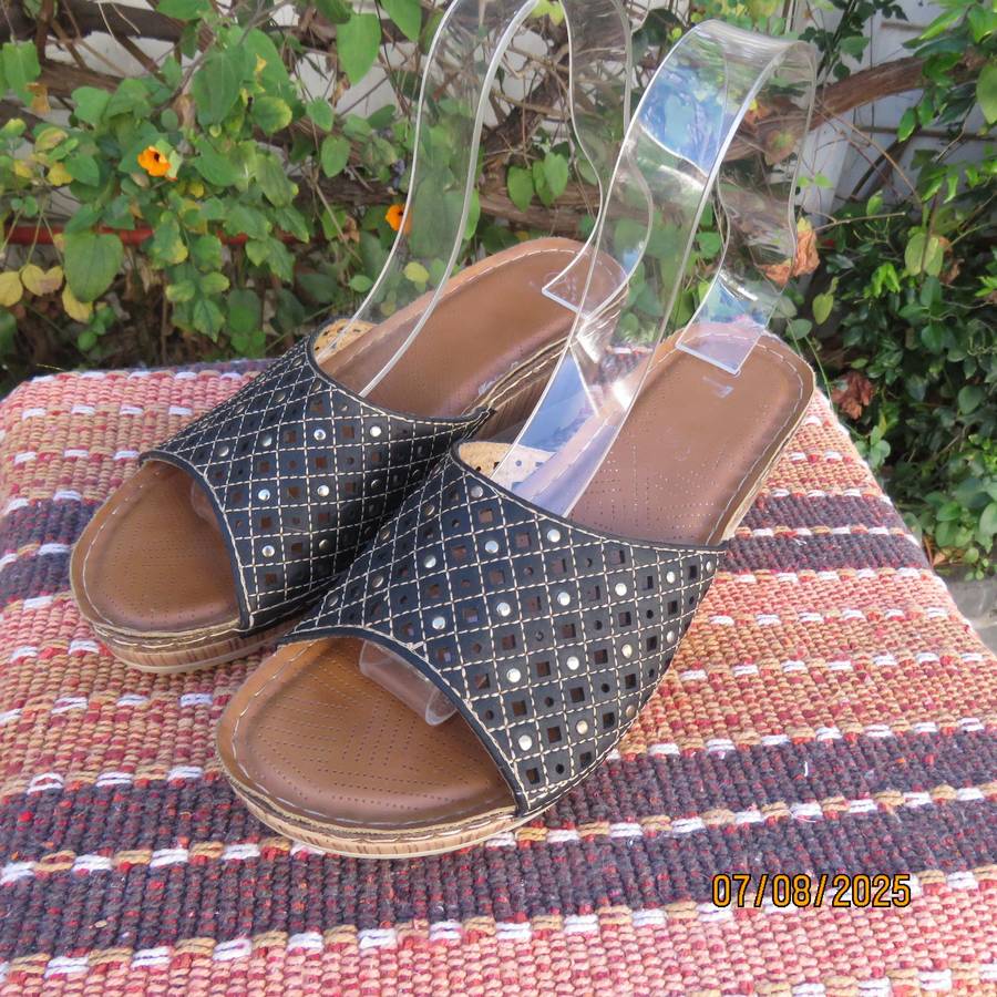 Turtles Wedge Sandals size 8.