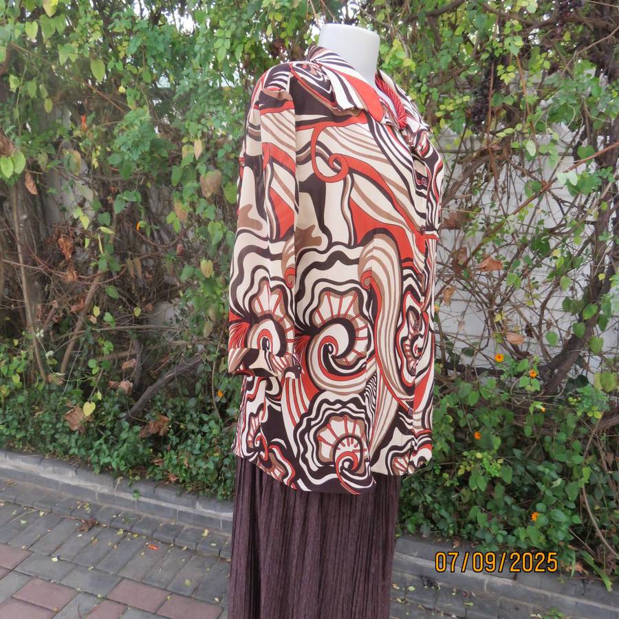 PRIMA geometrical print autumn colour creased polyester top. Elbow length sleeves. Size 42