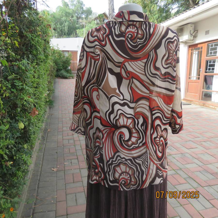 PRIMA geometrical print autumn colour creased polyester top. Elbow length sleeves. Size 42