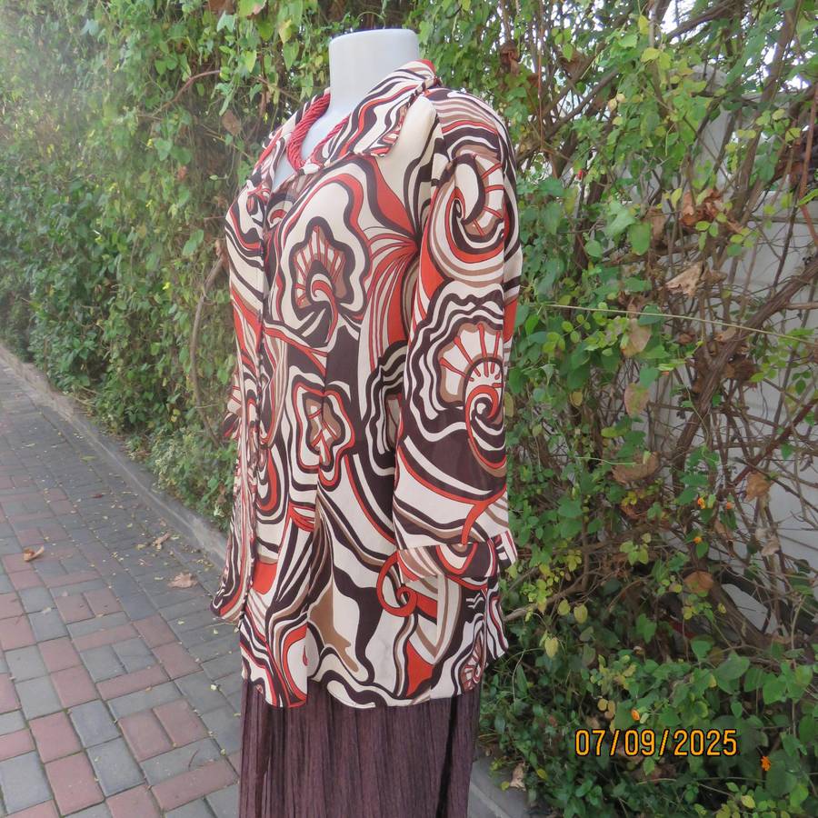 PRIMA geometrical print autumn colour creased polyester top. Elbow length sleeves. Size 42