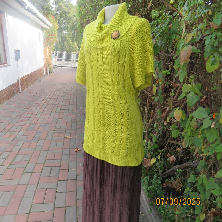SAKURA long acrylic knit top in corn yellow. Short wide raglan sleeves. Poloneck. Size 40-42