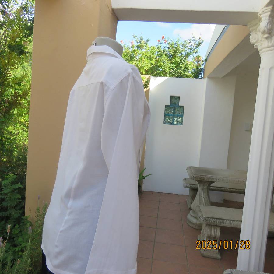 Snow white ESSENTIAL wear slip over long sleeve fine cotton top. V neck with collar. Size 35. As new