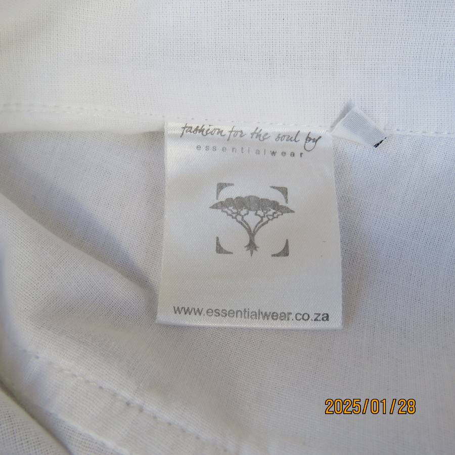 Snow white ESSENTIAL wear slip over long sleeve fine cotton top. V neck with collar. Size 35. As new