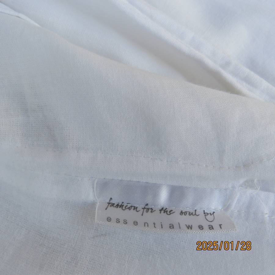 Snow white ESSENTIAL wear slip over long sleeve fine cotton top. V neck with collar. Size 35. As new